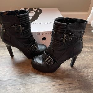 Women’s black leather Nine West heeled boots. Size 7.5 zip up and buckles